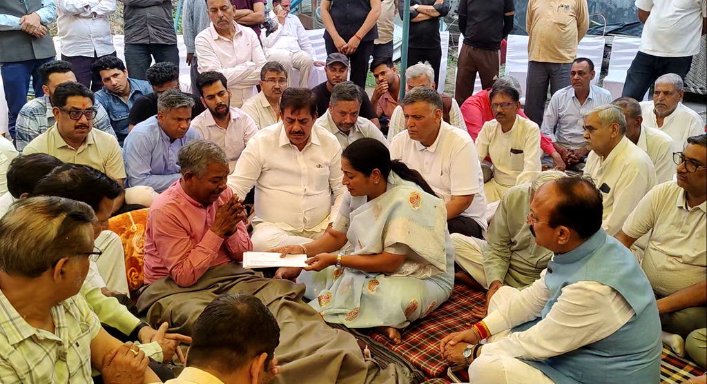 Palam Fire Tragedy: CM Rekha Gupta Meets Victims’ Family, Announces ₹81 Lakh Compensation